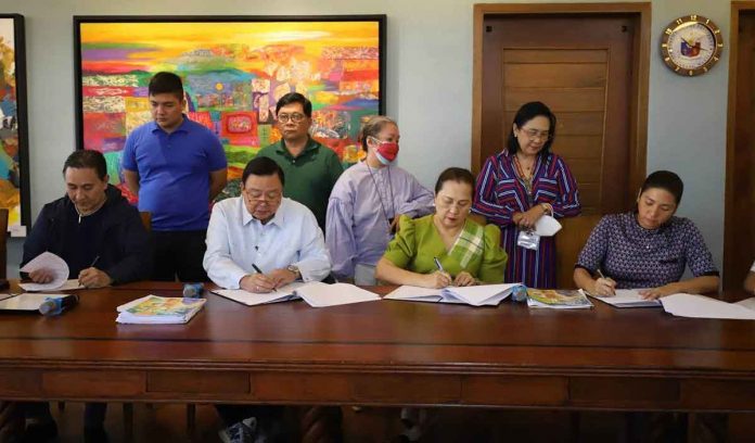 MOA SIGNING FOR ILONGGO ART BOOK. A memorandum of agreement for the publication of the Ilonggo Art Book was signed on Jan. 4. Sitting from left: Iloilo Festivals Foundation Inc. president Jose V. Layson Jr.; Iloilo City’s Mayor Jerry P. Treñas; the city’s first lady Rosalie Treñas; and the book’s creative director Frannie Golez. Standing (from left) are Councilor Miguel Treñas; Vic Nabor of Himbon Art group as artists’ representative and book advisor; project manager Leny Ledesma; and special assistant to the mayor, Mathilde Treñas. ILOILO CITY MAYOR’S OFFICE PHOTO