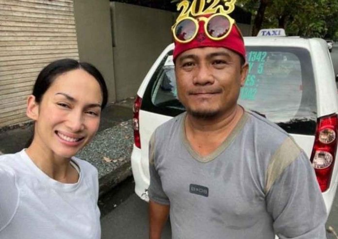 Ina Raymundo commends taxi driver Mike for his honesty. PHOTO COURTESY OF INA RAYMUNDO’S IG ACCOUNT