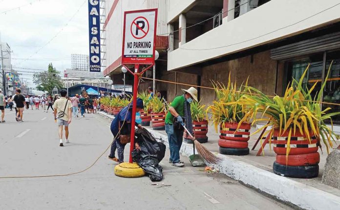 Around 300 sweepers were scattered in Iloilo City’s downtown area as early as 3 a.m. yesterday to make the city streets clean again after the Dinagyang Festival 2023 celebrations.