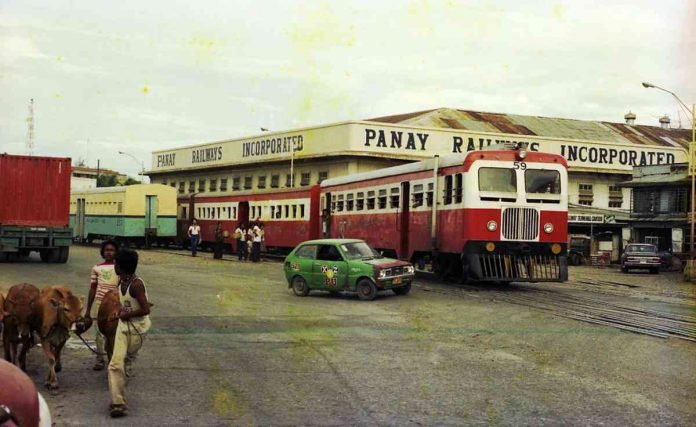 This photo taken in the 1980s shows the Panay Railways, Inc.’s train at the passenger terminal on Muelle Loney Street next to the Customs House and near where the current Iloilo City Hall stands. PHOTO BY LINDSAY BRIDGE / FLICKR