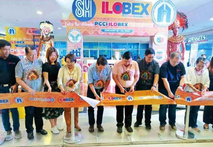 DINAGYANG 2023 ILOILO BUSINESS EXPO. Mayor Jerry P. Treñas led the opening of the Dinagyang 2023 Iloilo Business Expo (ILOBEX) at SM City Iloilo on Jan. 16. ILOBEX – organized by the Philippine Chamber of Commerce and Industry (PCCI)-Iloilo headed by its president, Engr. Fulbert Woo – is one way to help local entrepreneurs recover from the ill-effects of the pandemic. Joining Treñas during the ILOBEX opening were Woo; PCCI Iloilo chair, Dr. Sandra Sarabia Gomez; PCCI-Region 6 governor, Atty. Jobert Peñaflorida; Iloilo Festivals Foundation, Inc. chairman Judgee Peña; and other equally distinguished guests. AJ PALCULLO/PN