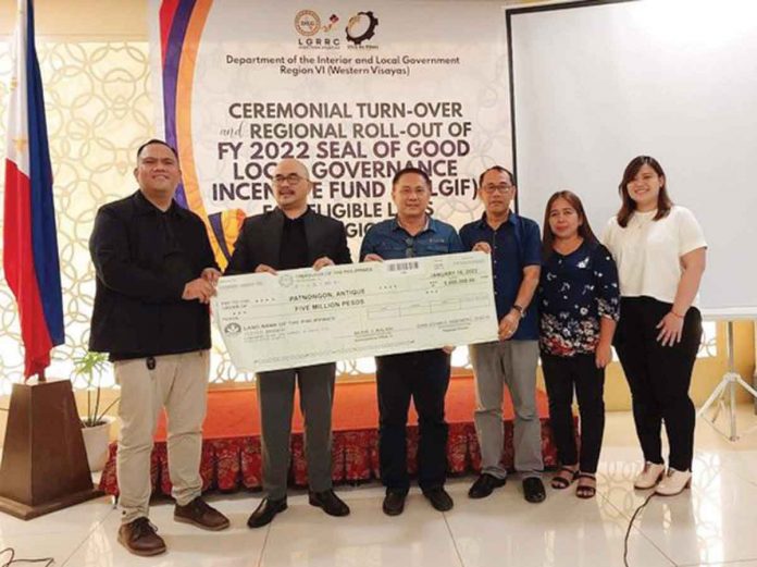 The local government of Patnongon, Antique through Vice Mayor Thomas V. Bacaoco received P5-million worth of incentive fund from Department of Interior and Local Government regional director Juan Jovian Ingeniero. MUNICIPALITY OF PATNONGON FACEBOOK PHOTO