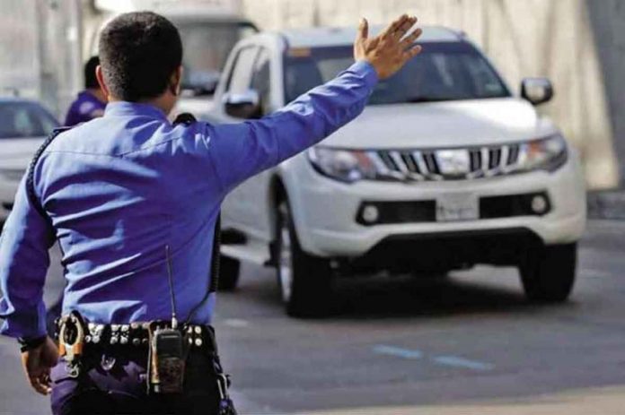 AN LTO ENFORCER flags down a pickup without a license plate on Edsa in Cubao, Quezon City, during the implementation of the agency’s “no plate, no travel” policy. INQUIRER FILE PHOTO / LEO M. SABANGAN II