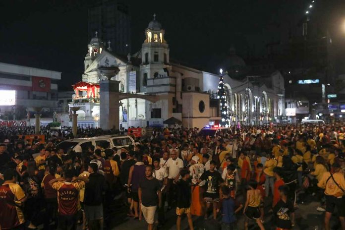 EARLY CROWD. Devotees fill Quezon Boulevard in Quiapo, Manila early Sunday (Jan. 8, 2023), a day before the Feast of the Black Nazarene. After a Mass at the Quirino Grandstand past midnight, they joined the “Walk of Faith” in lieu of the Traslacion, or the transfer of the life-size Nazarene replica to the Quiapo Church. PNA PHOTO BY YANCY LIM