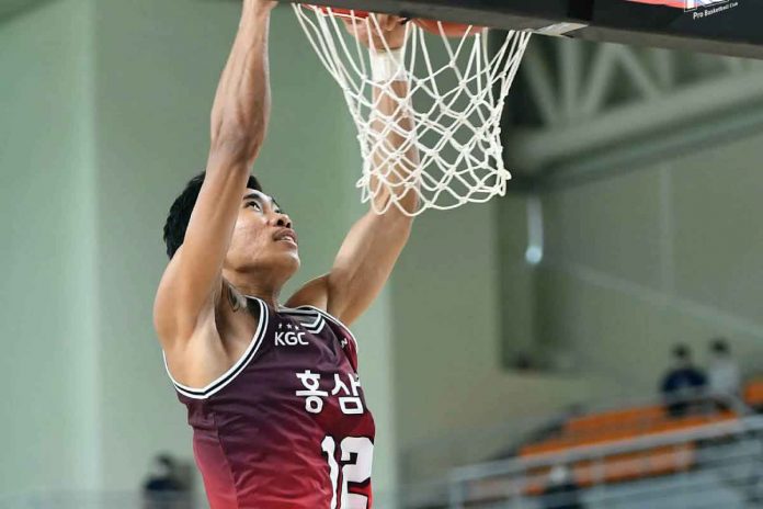 Filipino forward Rhenz Abando of Anyang KGC Ginseng Corporation scores on a two-handed dunk. KBL PHOTO