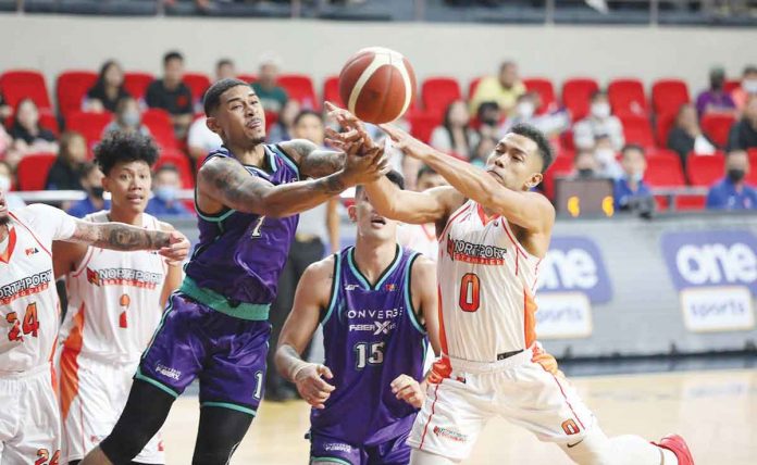 Converge FiberXers’ David Murrell and Ilonggo Juan Paolo Taha of NorthPort Batang Pier both fails to control the ball as they battle for rebound during their 2022-2023 PBA Governors’ Cup game on Sunday night. PBA PHOTO