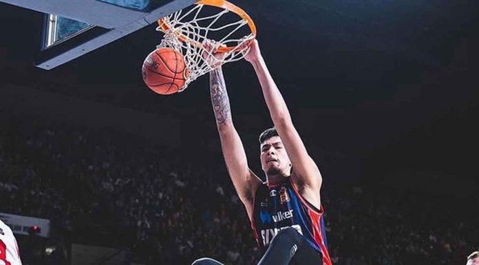 Kai Sotto of the Adelaide 36ers with a two-handed dunk. NBL PHOTO