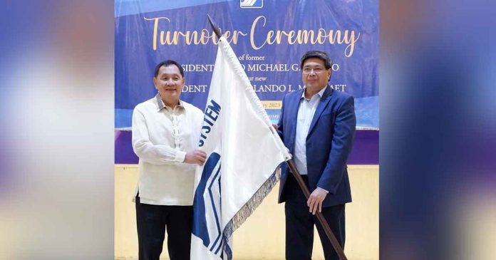 Former Social Security System president and chief executive officer Michael G. Regino (right) turned over the leadership of the SSS to newly appointed acting president and CEO Macasaet (left) in a ceremony held yesterday at the SSS Main Office in Quezon City.