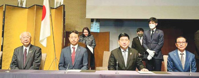 DoubleDragon/Hotel 101 Group chairman Edgar “Injap” Sia II and Iwata Chizaki Inc. president and CEO Iwata Keigo signed an agreement for the construction of Hotel 101-Niseko, Hokkaido Japan Project. President Ferdinand R. Marcos Jr. witnessed the event.