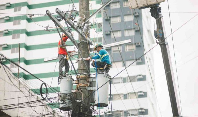 MORE Electric and Power Corporation’s (MORE Power) continuing drop in power rates brings relief to consumers in Iloilo City. Photo shows MORE Power linemen fixing a power line.