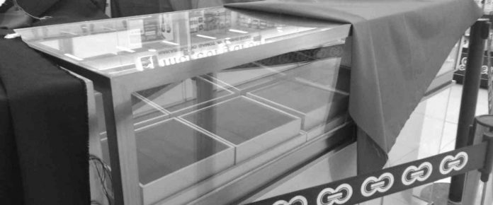 Photo shows an empty jewelry kiosk following a heist inside a shopping mall in Negros Occidental’s Silay City on Thursday, February 16, 2023. Photo courtesy of RMN dyHB Bacolod