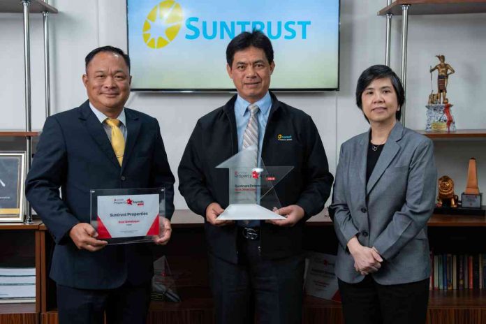 (L-R) Suntrust's President Atty. Harrison M. Paltongan, and EVP & Treasurer Susan C. Gaw received Best Developer for Luzon Award from 2022 Carousell Awards.