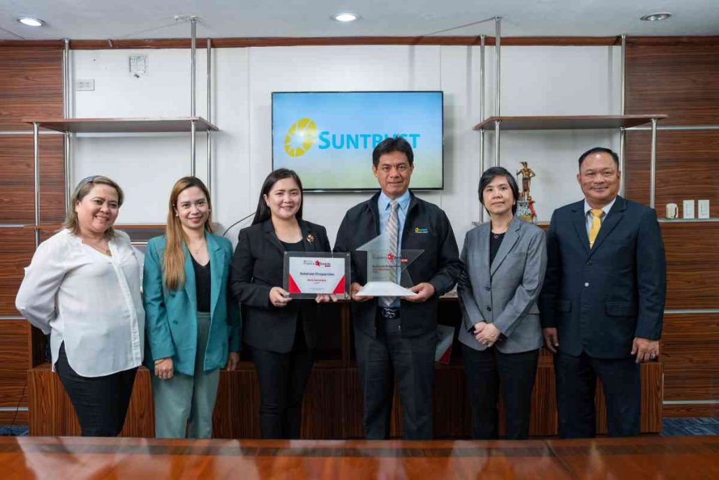 Suntrust receives Best Developer Award from 2022 Carousell Awards. In Photo (4th from L) Suntrust President Atty Harrison M. Paltongan, EVP & Treasurer Ms. Susan C Gaw and First Vice President for Sales Mr. Jerry R. Rubis with the Carousell team.