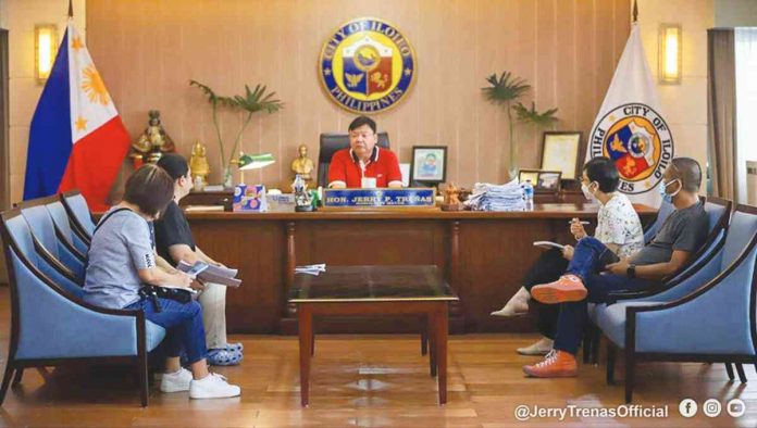 WORKING ON A HOLIDAY. Iloilo City’s Mayor Jerry P. Treñas reported to his office on Feb. 24, a holiday. Known for his formidable work ethic, he pushed through with his scheduled meetings for the day. ILOILO CITY MAYOR’S OFFICE PHOTO