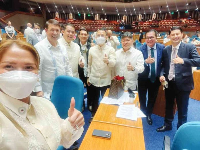 Ilonggo legislators Rep. Julienne “Jam-jam” Baronda, Rep. Raul “Boboy” Tupas, Rep. James “Jojo” Ang Jr., Rep. Michael “Mike” Gorriceta, Rep. Ferjenel “Ferj” Biron, and Rep. Lorenz “Nonoy” Defensor pose during a break at the Batasang Pambansa session hall with Speaker Martin Romualdez and Deputy Speaker Ralph Recto.