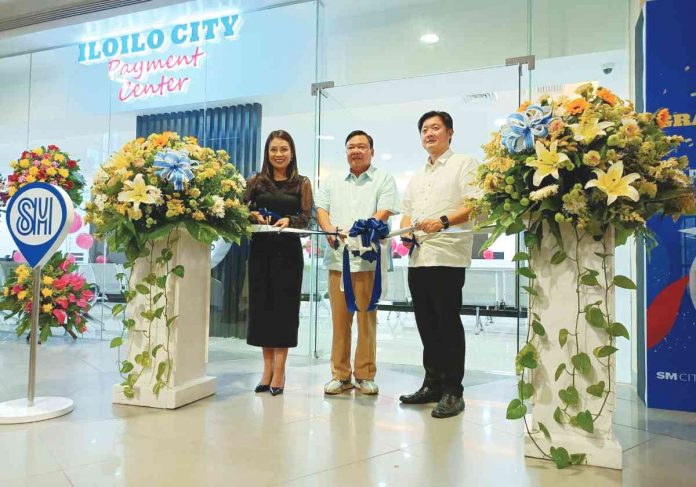 BIGGEST AND MOST BEAUTIFUL OFFSITE PAYMENT CENTER. Iloilo City Government services are now more accessible with the opening of its fourth offsite payment center at the lower ground floor of SM City Iloilo. Yesterday’s inauguration was led by SM Supermalls Vice President for Mall Operations Michelle Leslie Llanos, Mayor Jerry Treñas and Iloilo Local Economic Development Foundation, Inc. chairman Engr. Terrence Uygongco.