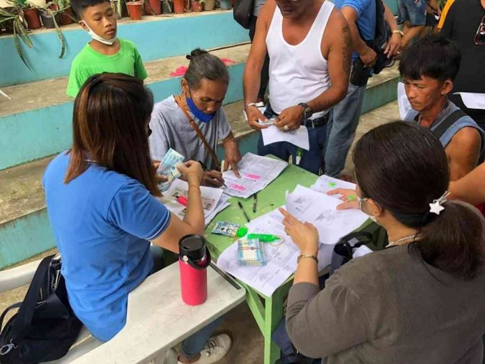 Molo fire victims received P5,000 cash aid from the Iloilo City Government on Tuesday, Feb. 7. ILOILO CITY MAYOR’S OFFICE PHOTO