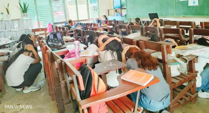 Students and teachers of Pavia National High School in Pavia, Iloilo perform the “drop, cover, hold, clear, and out” scenario during a nationwide simultaneous earthquake drill. PN FILE PHOTO