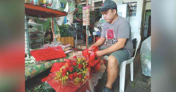 Flower vendors like Kent Stephen Latumbo see better sales this Valentine’s Day, Feb. 14. AJ PALCULLO/PN