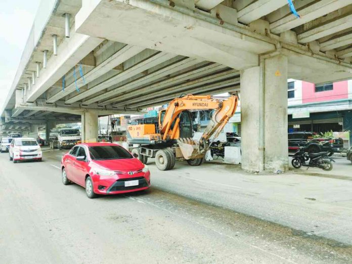 The traffic situation at the Ungka flyover area (Barangay Ungka II, Pavia, Iloilo and Barangay Ungka, Jaro, Iloilo City) improved on Tuesday after Monday’s congestion saw desperate commuters scale the defective flyover. The National Economic and Development Authority hopes the Ungka flyover should serve as a wake-up call for future superstructure projects in Western Visayas. AJ PALCULLO/PN