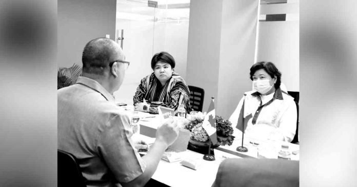 Migrant Workers Secretary Susan Ople, together with Undersecretary PY Caunan, exchanges views with Manitoba Minister of Labour and Immigration Jon Reyes on furthering labor cooperation between the Philippines and the Canadian province on the recruitment of Filipino nurses and healthcare professionals, as well as the proposed scholarship fund for Filipino nursing students who wish to work in Canada. DMW PHOTO