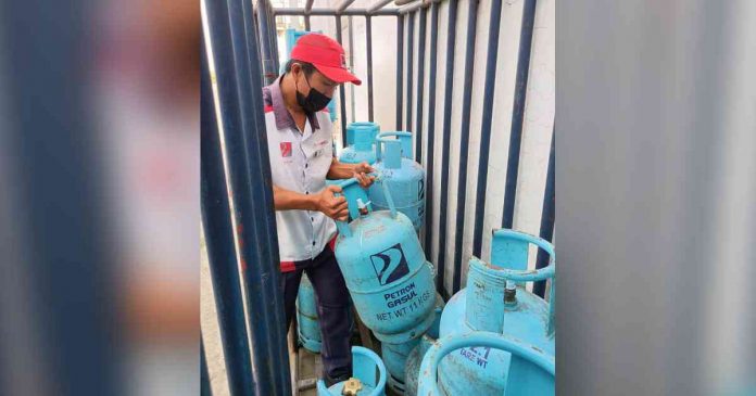 Oil companies increased the prices of liquefied petroleum gas (LPG) by P11.18 to P11.20 per kilogram effective Feb. 1, making a regular 11-kilogram household LPG tank more expensive by P123. AJ PALCULLO/PN