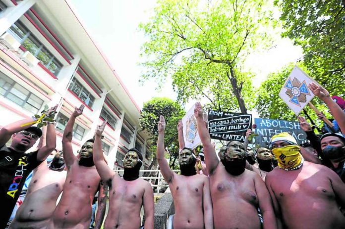 MASKS STILL A MUST HERE. The Oblation Run is back, streaking through the University of the Philippines Diliman campus. The tradition kept alive by the Alpha Phi Omega fraternity doubles as an event for student activism. NIÑO JESUS ORBETA, PHILIPPINE DAILY INQUIRER