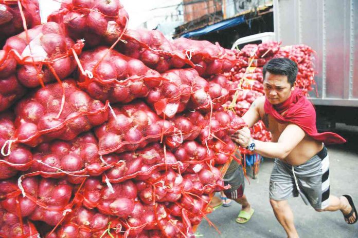 Latest Department of Agriculture data showed prices of onions in Metro Manila ranged from P80 to P160 for imported and P90 to P200 for local as of Feb. 24, 2023. PHOTO COURTESY OF GMA NEWS