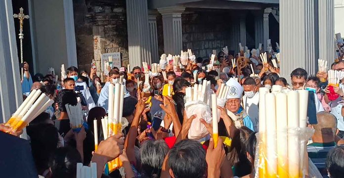 “Perdon” candles are lighted not only for absolution but also for special intentions. It is associated with Jaro’s patron, Nuestra Señora de la Candelaria – the Blessed Virgin Mary holding a candle and the Child Jesus. JERRY TREÑAS FACEBOOK PHOTO