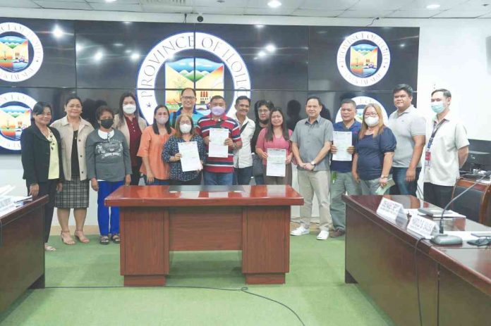 Gov. Arthur Defensor Jr. and Vice Gov. Christine Garin lead the distribution of checks to 35 public schools as part of the “Bulig Eskwela sang Probinsya” program of the Iloilo Provincial School Board. BALITA HALIN SA KAPITOLYO FACEBOOK PHOTO