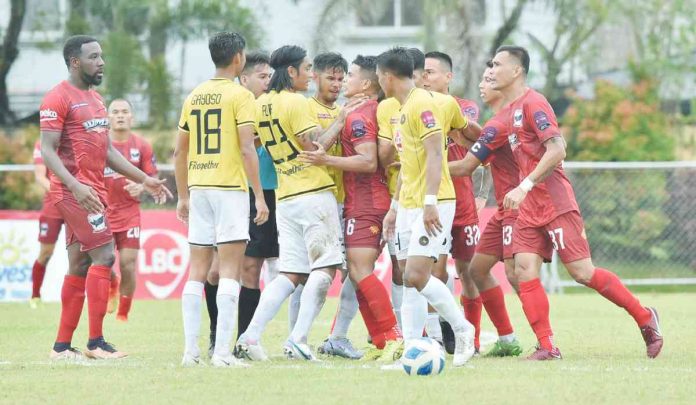 Kaya Futbol Club-Iloilo’s Simone Rota and Dynamic Herb-Cebu Football Club’s Daniel Gadia got into confrontation during their 2022-2023 Philippines Football League game on Sunday at the Iloilo Sports Complex. PFL PHOTO