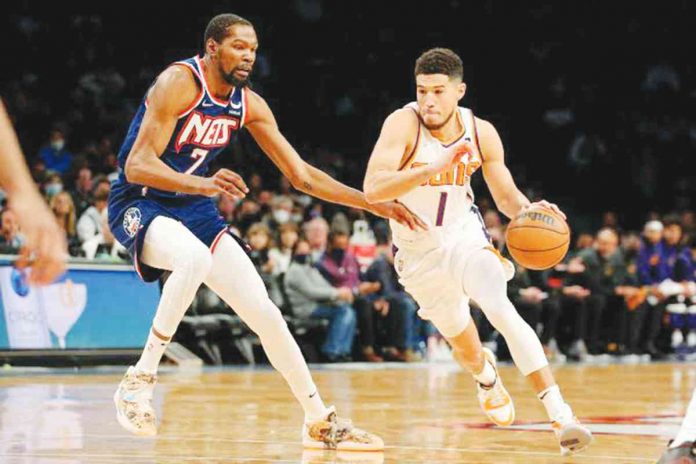 Kevin Durant (left) will now team up with Devin Booker (right) at Phoenix Suns. GETTY IMAGES