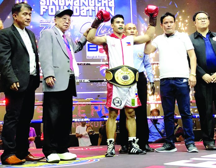 Negrense boxer Herlan Sixto Gomez displays his ABF bantamweight belt following his fourth round technical knockout win over Thai boxer Wicha Phulaikhao on Wednesday night. CONTRIBUTED PHOTO