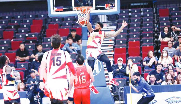 San Miguel Beermen’s Cameron Clark scores on a one-handed dunk. PBA PHOTO