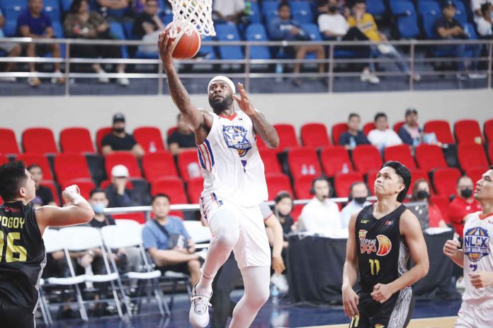 NLEX Road Warriors’ Jonathon Simmons evades his defenders for a layup. PBA PHOTO