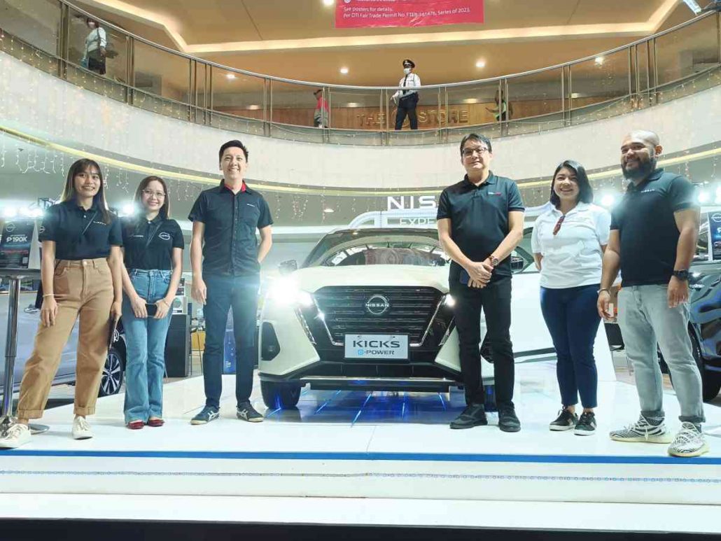 Nissan Philippines Assistant General Manager For Sales Antonio Mauricio, Jr. (third from right) and Nissan Iloilo Dealer Principal Ceazar Anthony Ang (third from left) showed to Ilonggos the automaker’s latest innovations.