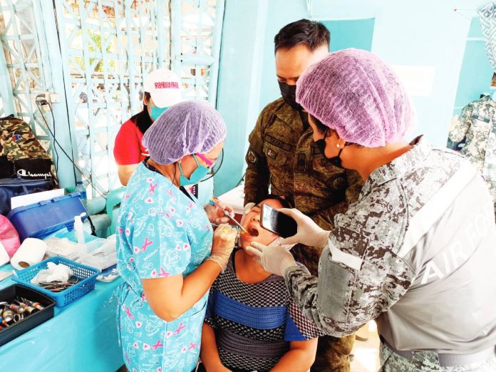 Free tooth extraction is among the services offered during the medical mission of Panay News and Daniel G. Fajardo Foundation, Inc. in Barangay Pal-agon, Pavia, Iloilo. AJ PALCULLO/PN