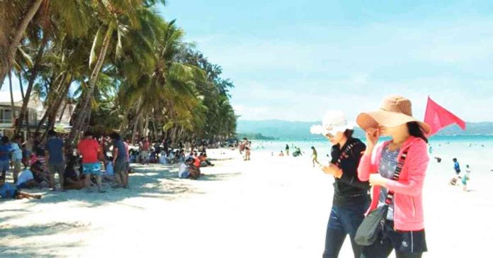 Tourists enjoy the world-renowned Boracay Island. China already allowed outbound group travel for Chinese citizens to more than a dozen countries, including the Philippines, reviving hopes for the pandemic-hit tourism sector. PNA FILE PHOTO