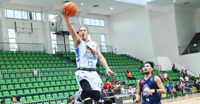 Boracay Islanders’ Anthony “Jayjay” Helterbrand stretches for a layup as a Bagong Cabuyao Homelab Nation defender looks on. PSL PHOTO