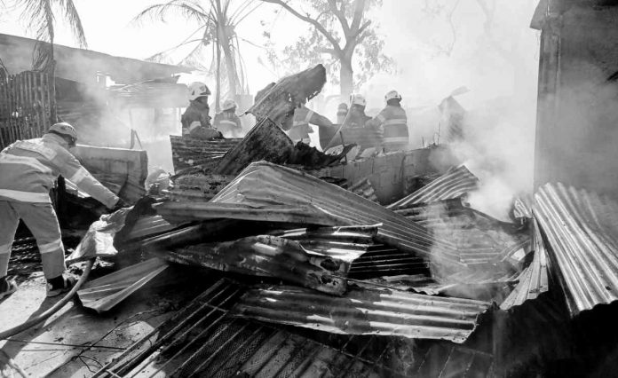 Fire razes five houses in Barangay Lanit, Jaro, Iloilo City on Wednesday afternoon, March 22. AJ PALCULLO/PN