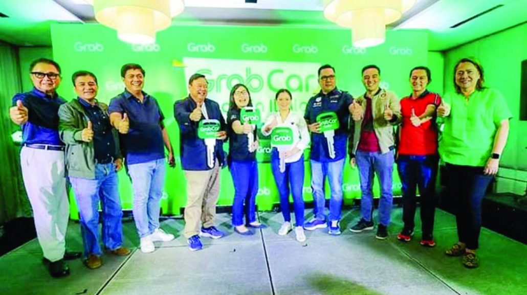 Mayor Jerry Treñas (third from left), Grab Philippines Country Head Grace Vera Cruz (fourth from left), Iloilo City Rep. Julienne Baronda (fourth from right),, and LTFRB-6 regional director Richard Osmeña (third from right) with GrabCar Philippines and GrabCar Iloilo officers.