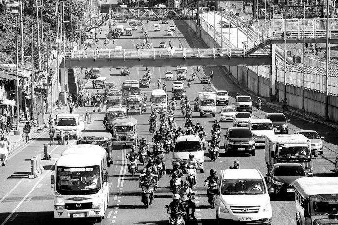 EXCLUSIVE LANE. Despite almost a month of dry run, there are still four-wheel vehicles using the exclusive lane for motorcycles along Commonwealth Avenue in Quezon City. Starting yesterday, March 27, authorities apprehend drivers intruding in the exclusive lane, as well as motorcycle riders found outside their dedicated lane. PNA