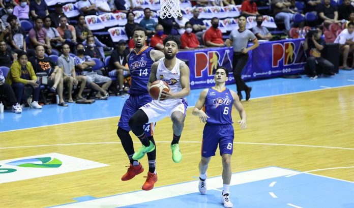 TNT Tropang Giga’s Mikey Williams goes for a tough basket against two Meralco Bolts defenders. PBA PHOTO