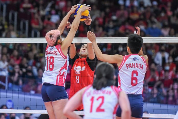 Creamline Cool Smashers’ Diana Carlos (18) blocks the shot of Ilongga Aiza Maizo-Pontillas of Petro Gazz Angels (in red). PVL PHOTO