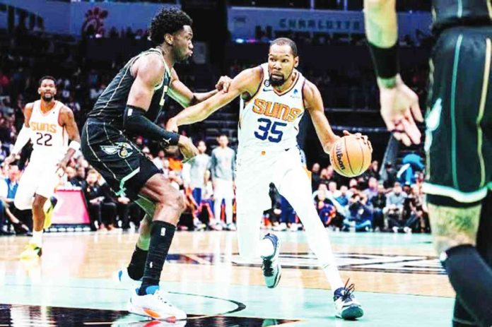 Phoenix Suns’ Kevin Durant tries to break away from the defense of Charlotte Hornets’ Mark Williams. AFP PHOTO