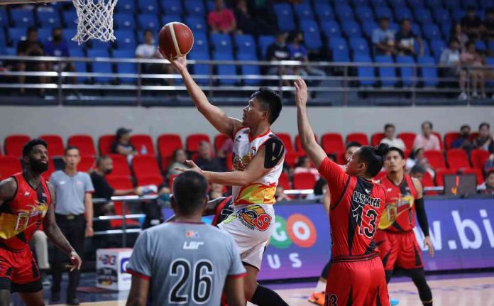 James Yap of the Elasto Painters drives for a shot. “See you next conference,” says Yap following the Painters’ last game of the PBA conference against the San Miguel Beermen. “Tignan natin pero mukhang kaya pa. Sa ngayon, masasabi ko naman na healthy ako.” PBA PHOTO