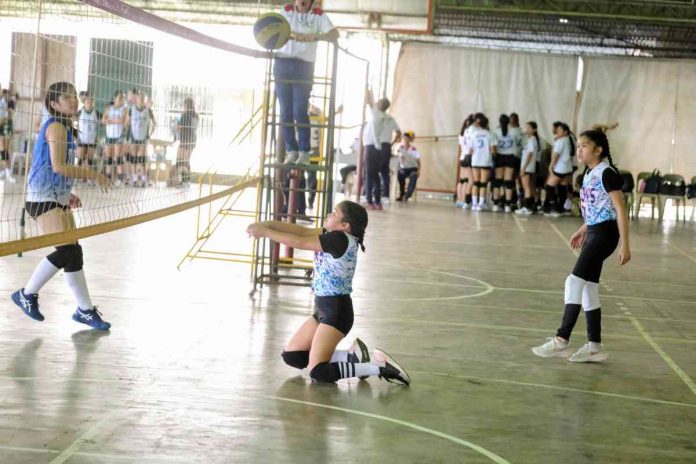 St. John’s Institute’s Ayanna Tiu successfully digs the ball during their match in the NOPSSCEA Season 42 tournament. PHOTO COURTESY OF STEPHEN TAN