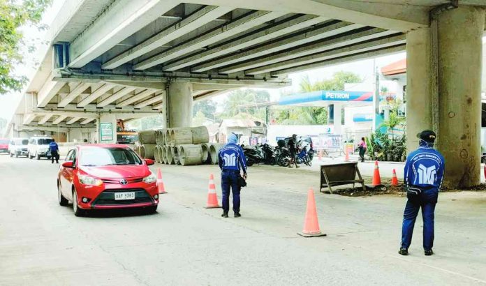 Personnel of the Pavia Traffic Management Office man the traffic flow beneath the Ungka flyover in Barangay Ungka II, Pavia, Iloilo. AJ PALCULLO/PN