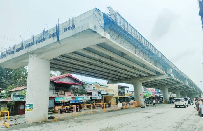 The construction of the Aganan flyover’s main structural frame in Pavia, Iloilo was temporarily suspended beginning December 2022. The Department of Public Works and Highways is considering using steel instead of concrete for the flyover’s girders. AJ PALCULLO/PN