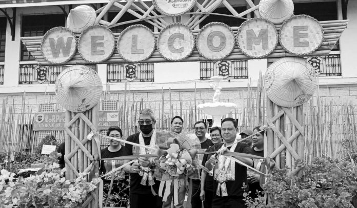 Gov. Arthur Defensor Jr. (front, right) and Provincial Agriculture Office head, Dr. Ildefonso Toledo, (front, left) led the ribbon cutting ceremony for the MorProGRes Garden Show at the capitol grounds on Tuesday morning, April 11. IME SORNITO/PN